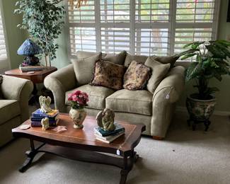Vintage coffee table, love seat