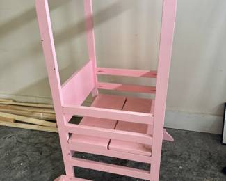 Calling moms and grandmothers - keep those littles safe while they "help" you wash dishes and cook!! Comes with adjustable board heights!