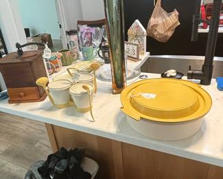 Old coffee grinder - Murano vase  - Tupperware 