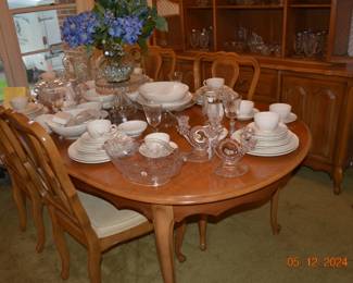 Vintage dining table with 6 chairs, 2 leaves and table pad set. Excellent condition