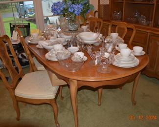 Vintage dining table with 6 chairs, 2 leaves and table pad set. Excellent condition