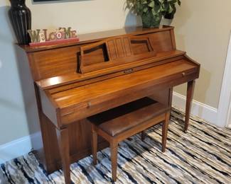 Baldwin console piano