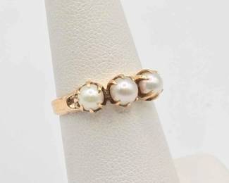 #808 • 10K Gold Ring with 3 Pearls, 2.42g
