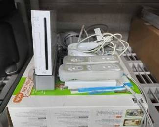 #2646 • Nintendo Wii & Accessories
