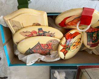 VINTAGE CHRISTMAS PLAQUES