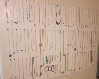 Costume jewelry, necklaces and bracelets