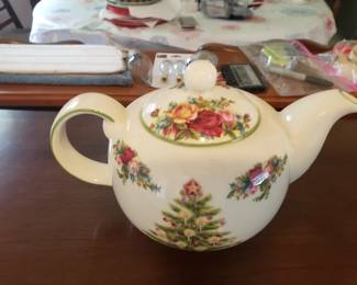 Royal Albert old country roses teapot