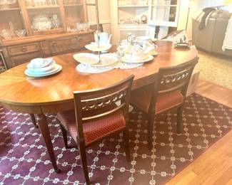 WALNUT DINING ROOM TABLE WITH 2 LEAFS, TABLE PADS AND 6 CHAIRS