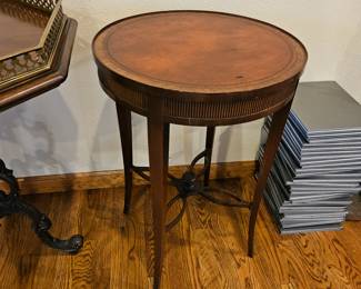 Round occasional table