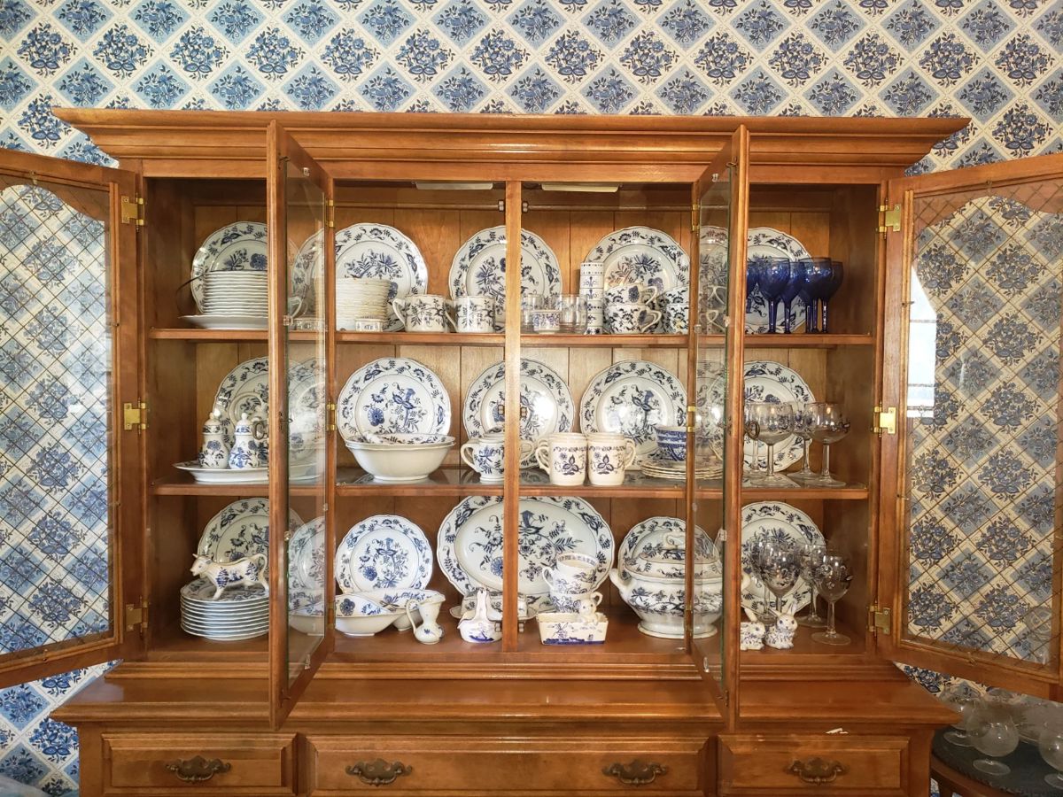 Hutch with Delft Ware