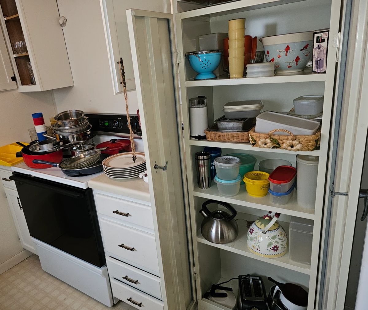 Small Condo Full of Stuff! in Kankakee, IL starts on 5/17/2024