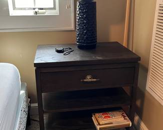 PAIR OF NIGHTSTANDS & LAMPS