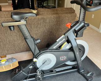 NORDIC TRACK STATION BIKE