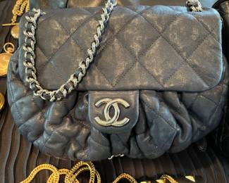 CHANEL LEATHER HANDBAG