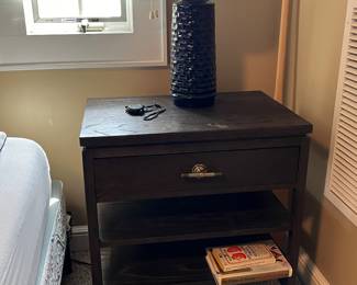 PAIR OF NIGHTSTANDS & LAMP