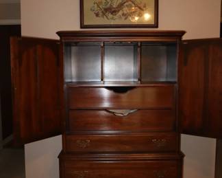 Nicely outfitted chest on chest, Ethan Allen group