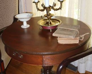 Weiman round pedestal table with beautiful desk lamp with tole shade