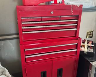 Tool chest on wheels