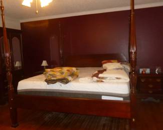 Nice 4 poster kingsize bed and icloud mattress 