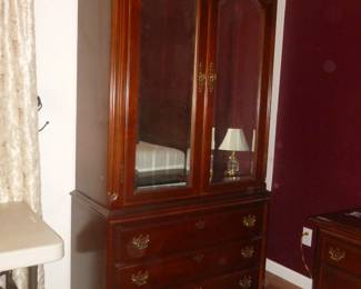 Mirrored door armoire 