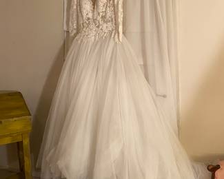 Pronovias perfect Wedding gown  - happily married couple not divorced!!!