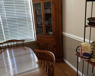 Corner hutch china cabinet. 
