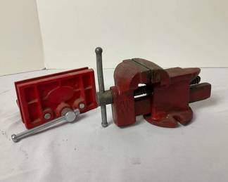 2 Bench Vises