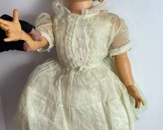 Uneeda Doll Company 31 Walking Doll