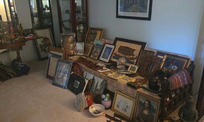 Artwork (prints, papyrus, handicrafts)