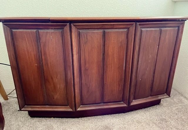 1967 Fisher Stereo Console. Doors on right and left swing open to reveal speakers. 