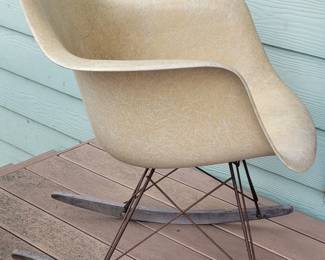 Eames Ra Fiberglass she rocking chair with original runners