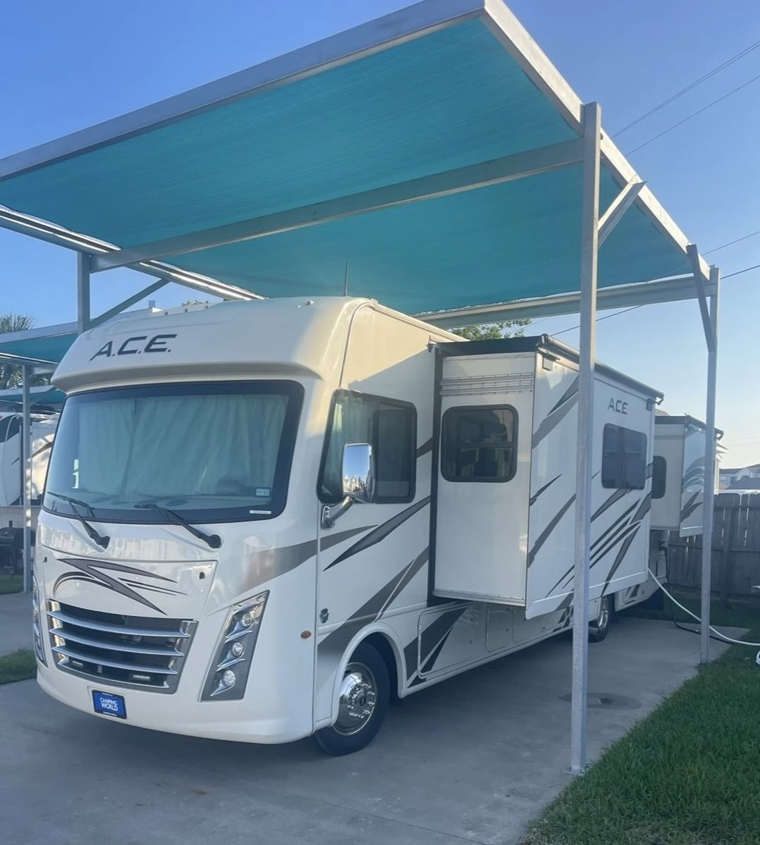 THOR ACE 33.1 RV with slide outs. Only 22k miles. 