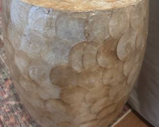 Barrel table with pearl finish