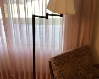 Adjustable floor lamp