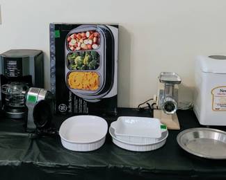 Small kitchen appliances and cookware