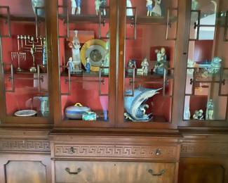 Flame mahogany china cabinet w/dental moulding 