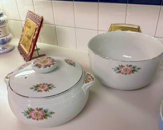 Several Pieces and Sets of Vintage Hall Pottery, Kitchen Ware
Mixing Bowl Sets, Covered Casseroles, Individual Bowls...
