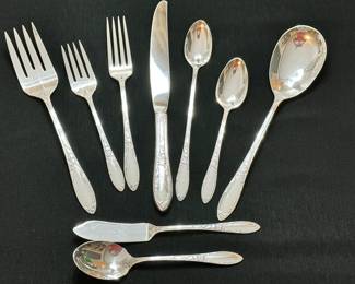 Oneida: Virginian 1942
8, 4 piece Place settings
11 piece Hostess & extras
43 Piece Set