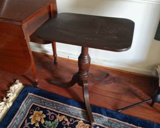 Versatile American occasional mahogany side table, circa 1825