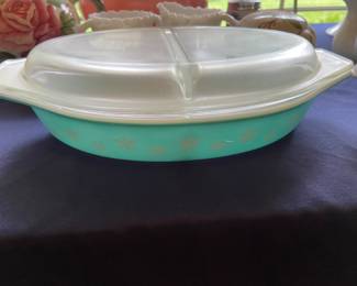 Vtg Turquoise PYREX divided casserole dish with lid 