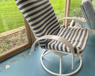 Swivel patio chair