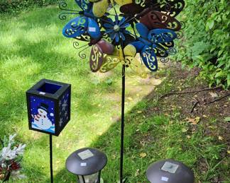 Various lawn ornaments 