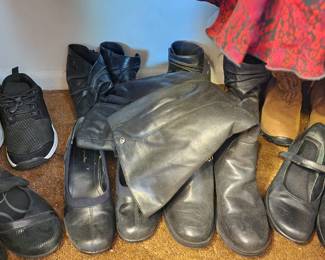Women's clothing sizes M, L, XL (brands like Dressbarn, DIP, Chaps, Vintage, Jones Studio)