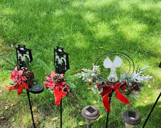 Various lawn ornaments 
