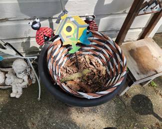 Various lawn ornaments, plant stands