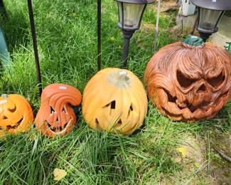 Various lawn ornaments 