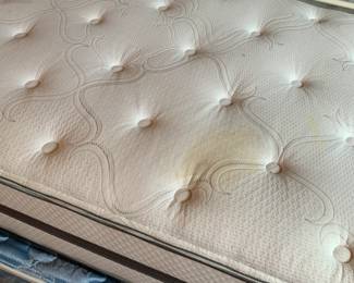 #68 Metal White Daybed w/pull out trundle w/mattress - (top mattress has stain) $175.00