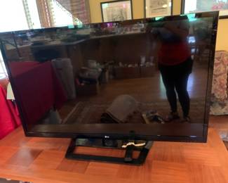 #24 LG TV 55LM4600VC $75.00