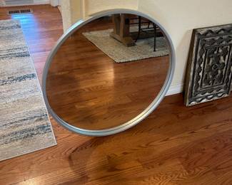 Round mirror 