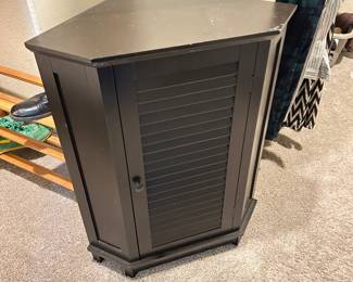 Corner cabinet 